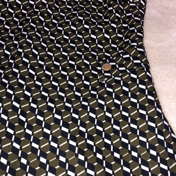 Sleeveless Blouse - Picture 3 of 6